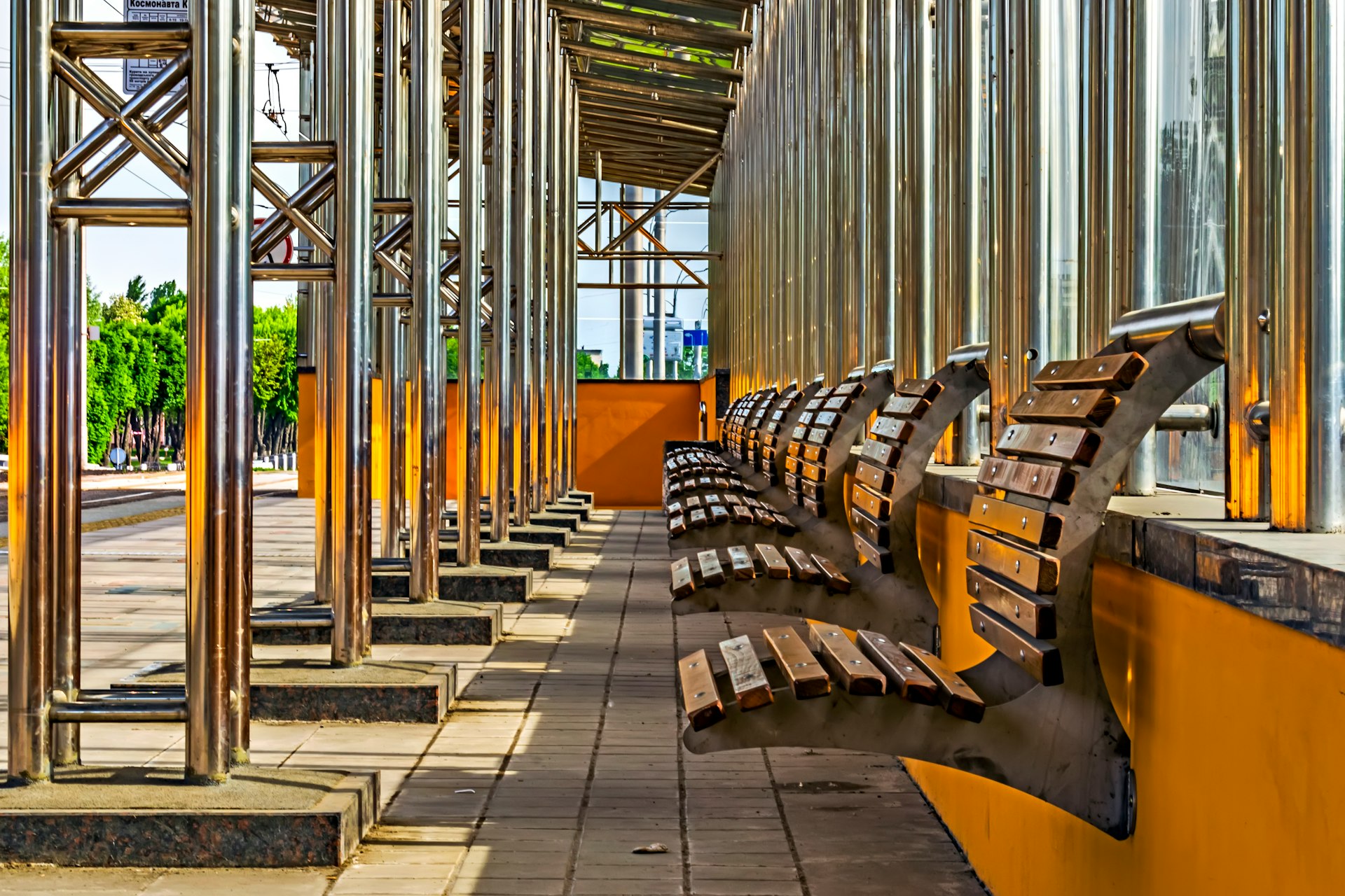 a row of benches sitting next to each other
